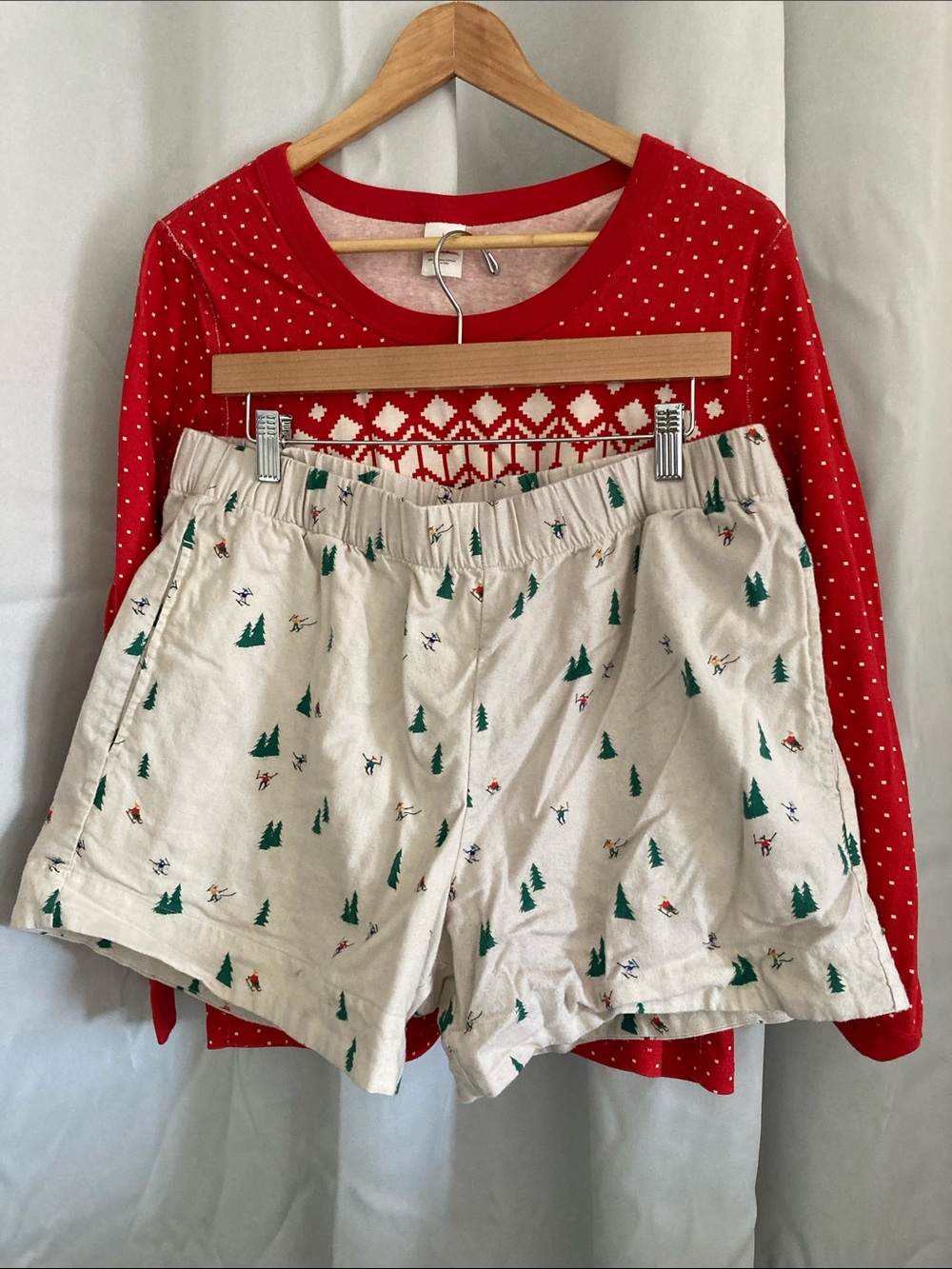 Hanna Andersson Red Long-Sleeve Pajama Top with Cream Tree-Print Shorts